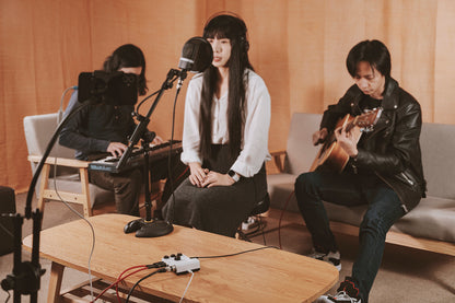 Musicos usando el mezclador portatil JOYO MOMIX