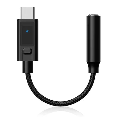 KZ AM02 DAC USB-C con salida 3.5 mm sobre fondo blanco